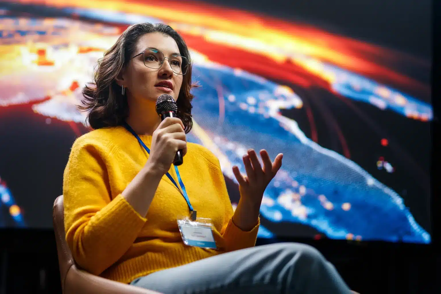 Mulher apresentando com microfone em mãos, exemplificando o impacto do storytelling em apresentações memoráveis.