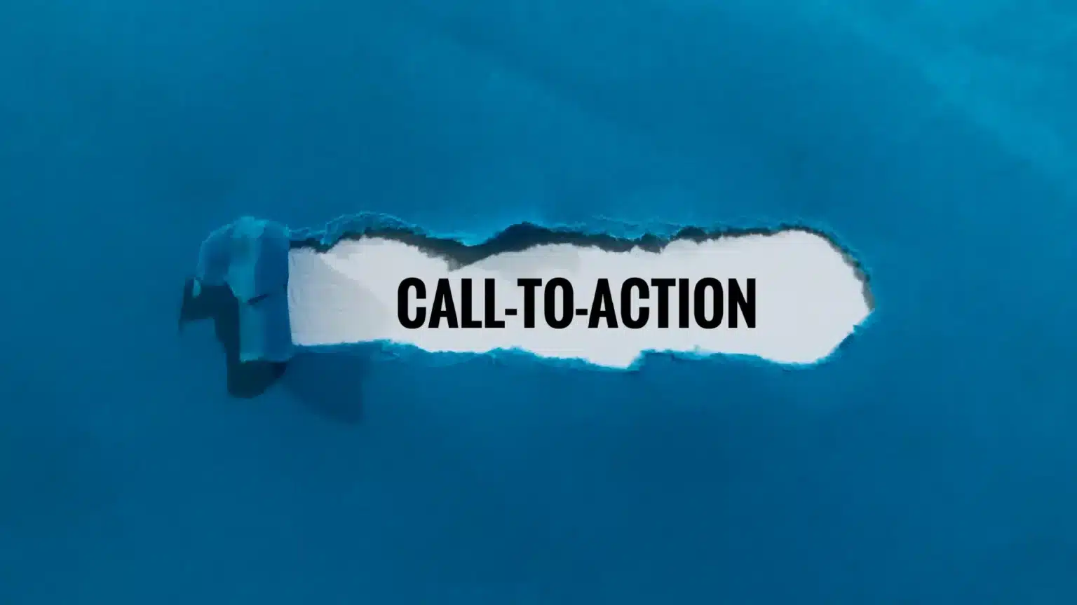 Papel azul rasgado revelando a palavra “CALL-TO-ACTION” em fundo branco, simbolizando destaque para a encerramento de uma apresentação.